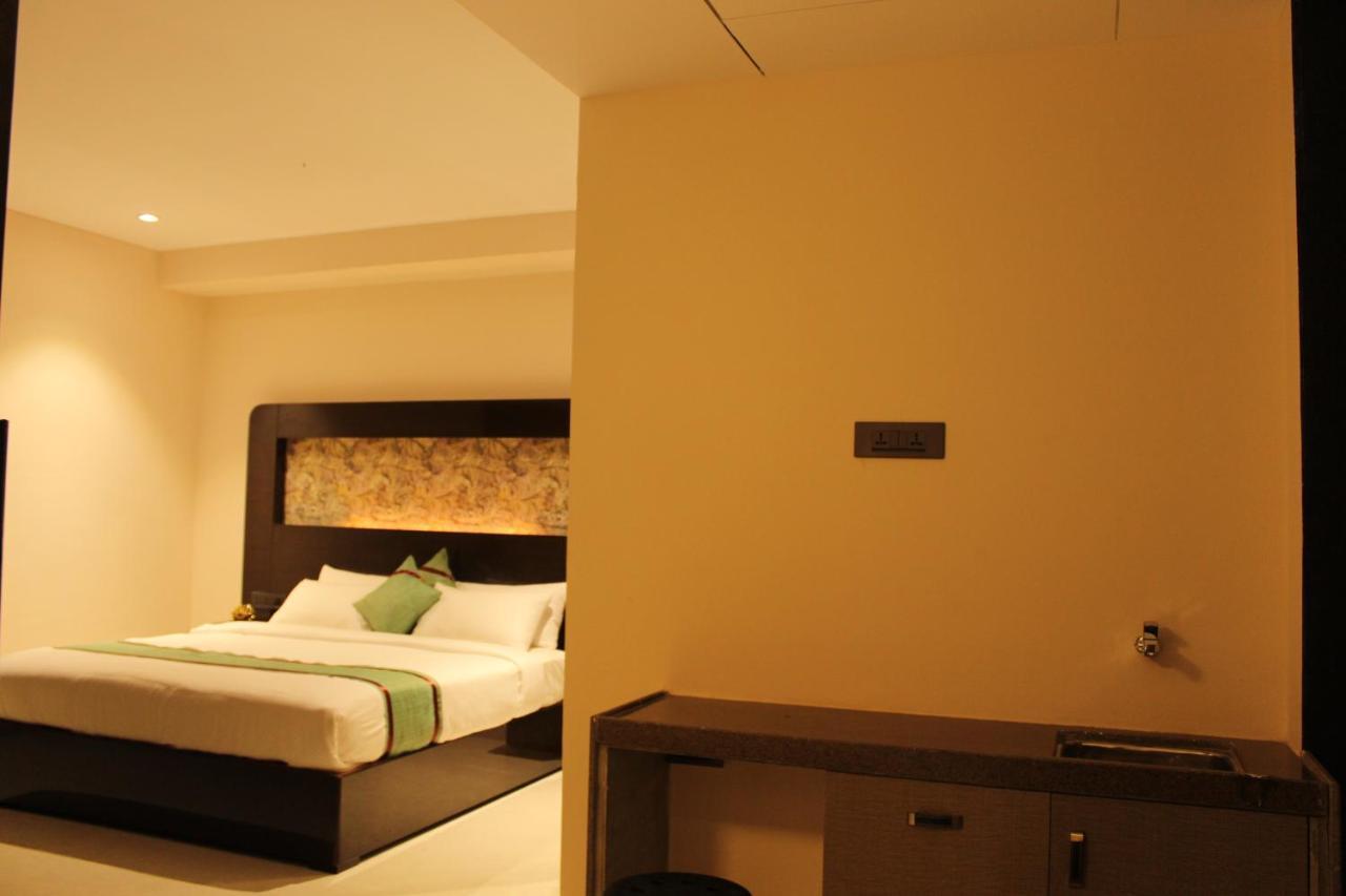 Zip By Spree Hotels スーラト エクステリア 写真