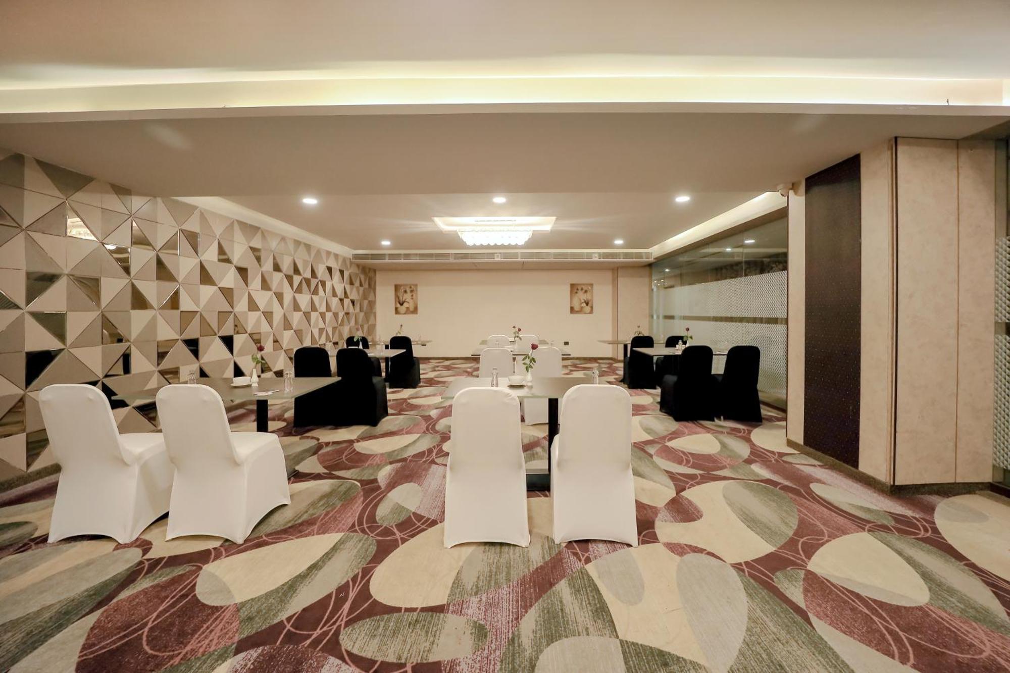 Zip By Spree Hotels スーラト エクステリア 写真