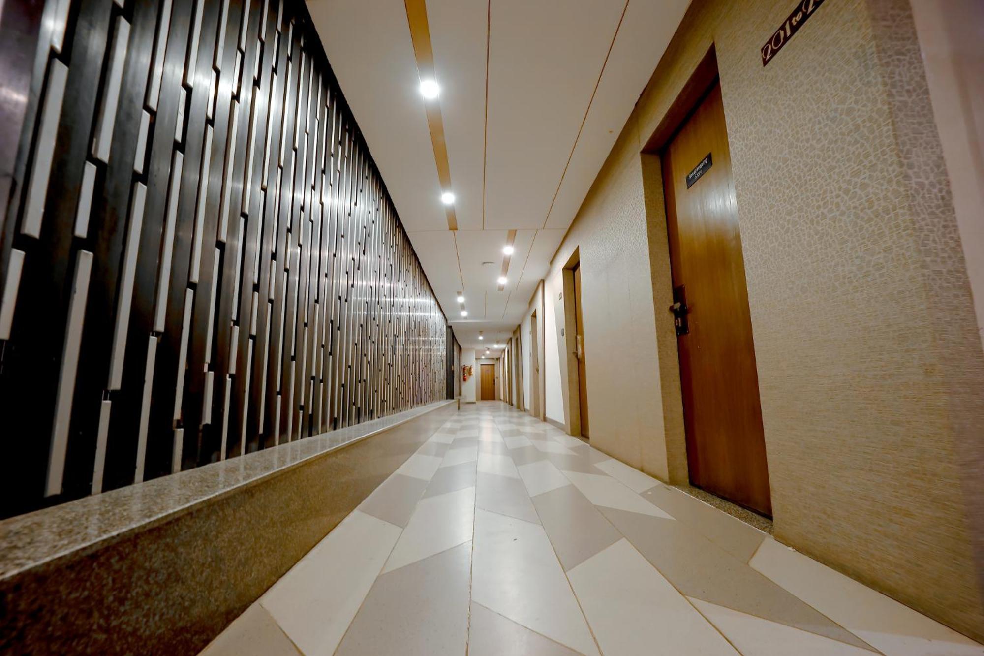 Zip By Spree Hotels スーラト エクステリア 写真