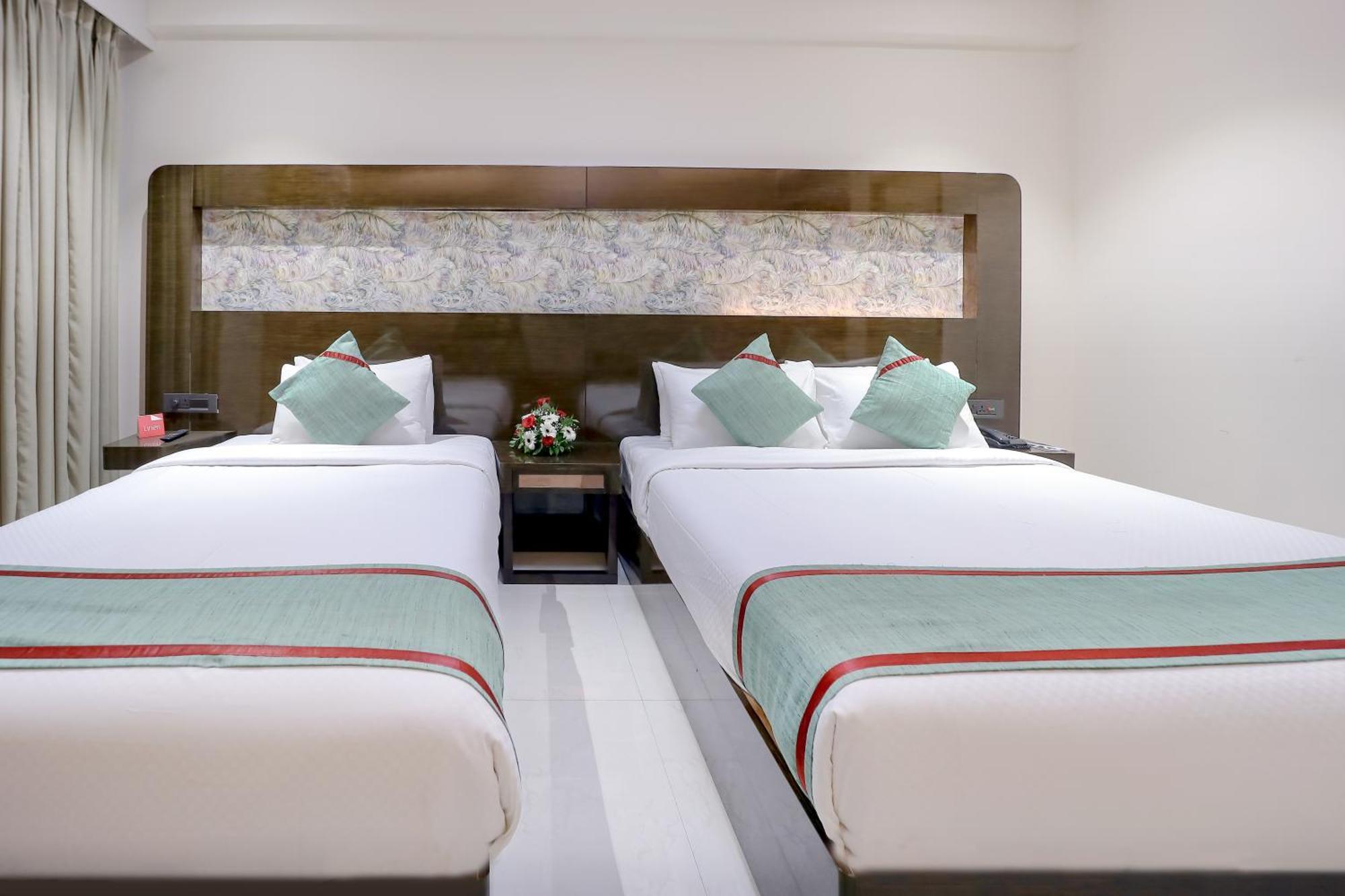Zip By Spree Hotels スーラト エクステリア 写真