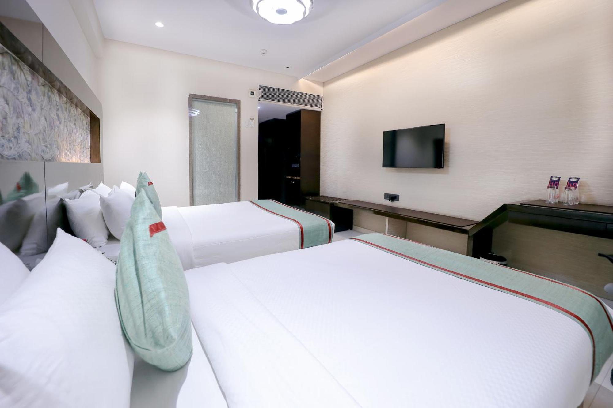 Zip By Spree Hotels スーラト エクステリア 写真
